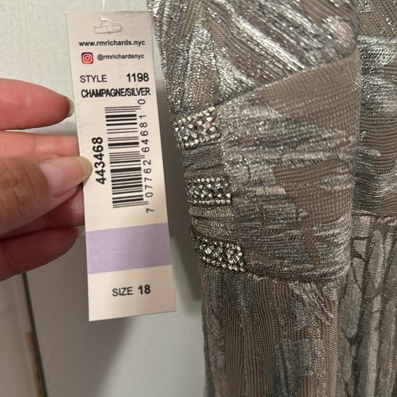 R&M Richards Women's Long Length Sleeveless Metallic Printed Gown - Picture 6 of 8